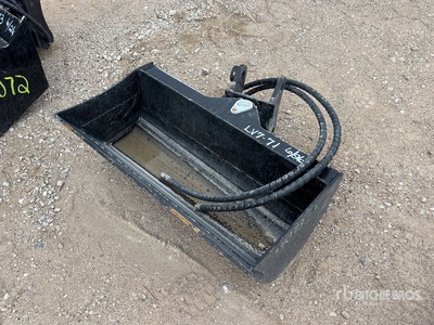 2026 GIYI GY-D3T 32 in Hydraulic Tilting Mini Excavator Bucket - Fits Cat (Unused)
