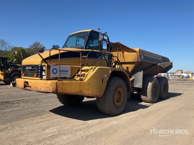 2005 Cat 735 6x6. Knickgelenkter Muldenkipper