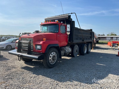 1998 Mack RD688S Tri/A Camión dumper