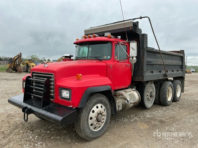 1998 Mack RD688S 8x4 Camion à benne basculante Tridem