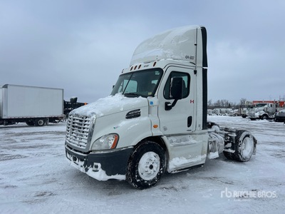 2016 Freightliner Cascadia 113 4x2 S/A Day Cab Truck Tractor