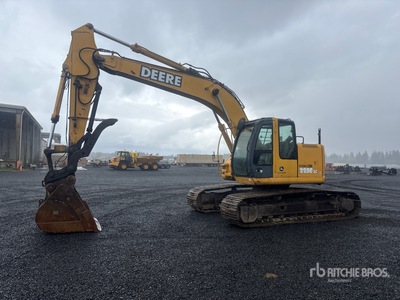 2004 John Deere 225C LC حفارة بجنزير