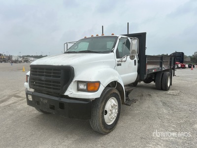 2000 Ford F-650 4x2 Flatbed Truck