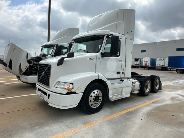 2016 Volvo VNM64T 200 6x4 T/A Day Cab Truck Tractor 2016 Volvo VNM64T 200 6x4 T/A Day Cab Truck Tractor