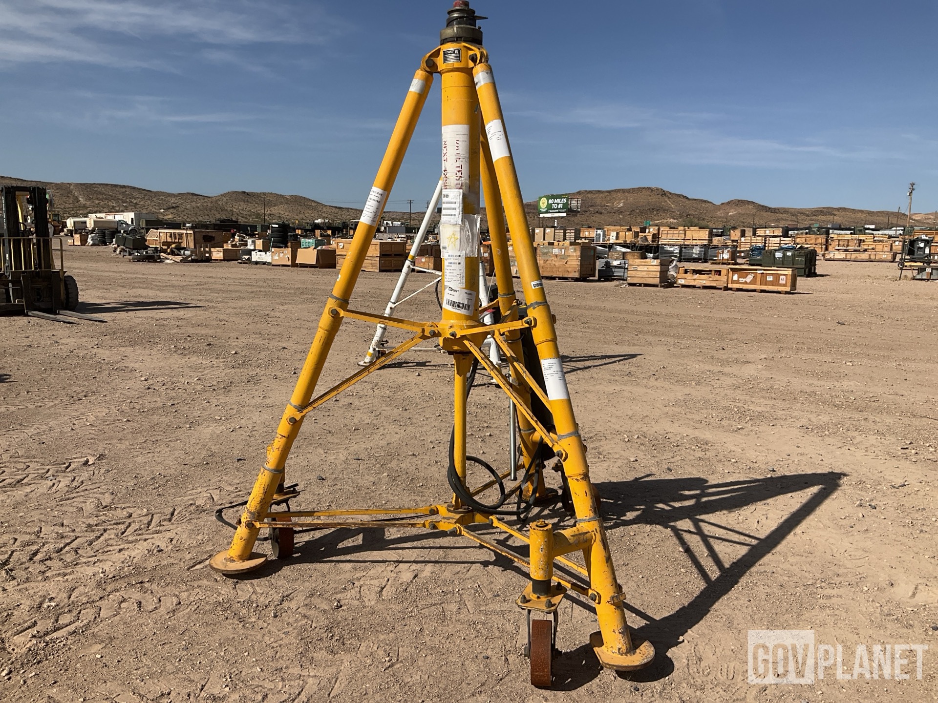 Surplus Columbus Jack 53J6268 Hydraulic Tripod Jack in Yermo
