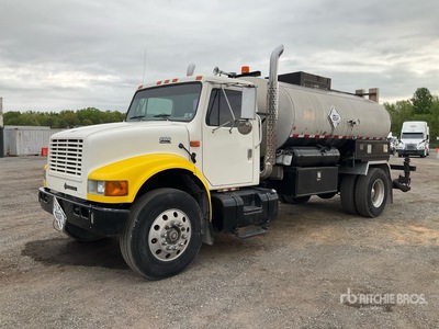 Etnyre Blacktopper 2000 gal on 1998 International 4900 4x2 Camion épandeur d'asphalte