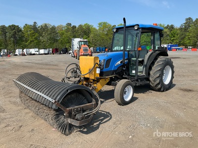 2006 New Holland TN60DA 2RM Broom Tractor