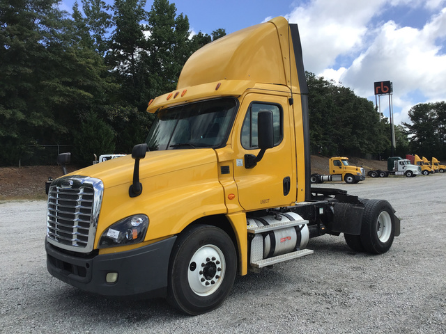 2013 Freightliner Cascadia 125 S/A Day Cab Truck Tractor 2013 Freightliner Cascadia 125 S/A Day Cab Truck Tractor