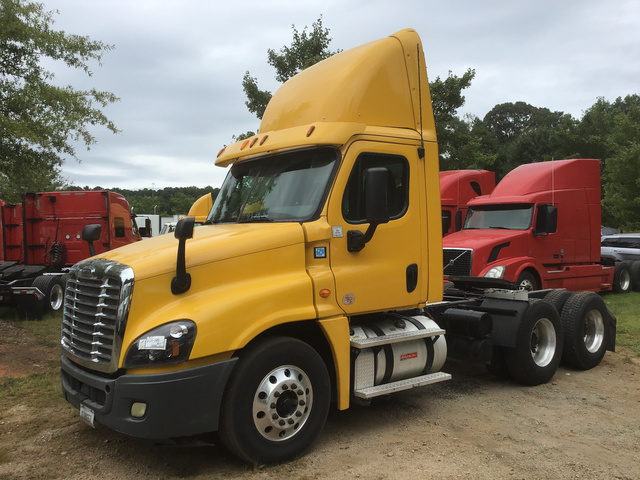 2013 Freightliner Cascadia 125 T/A Day Cab Truck Tractor 2013 Freightliner Cascadia 125 T/A Day Cab Truck Tractor