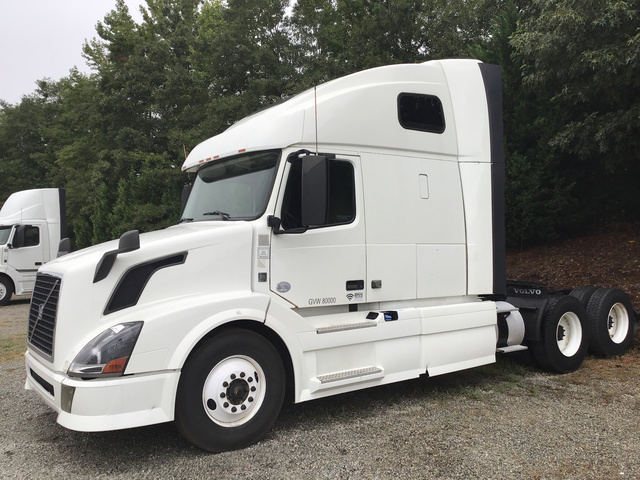 2014 Volvo VNL670 T/A Sleeper Truck Tractor