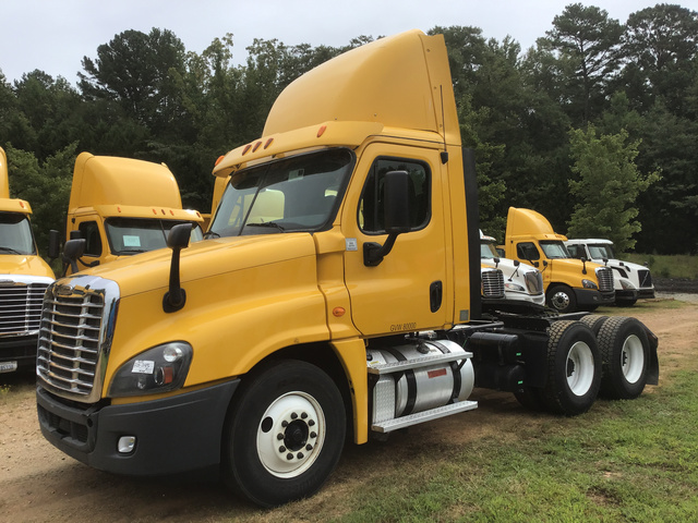 2013 Freightliner Cascadia 125 T/A Day Cab Truck Tractor