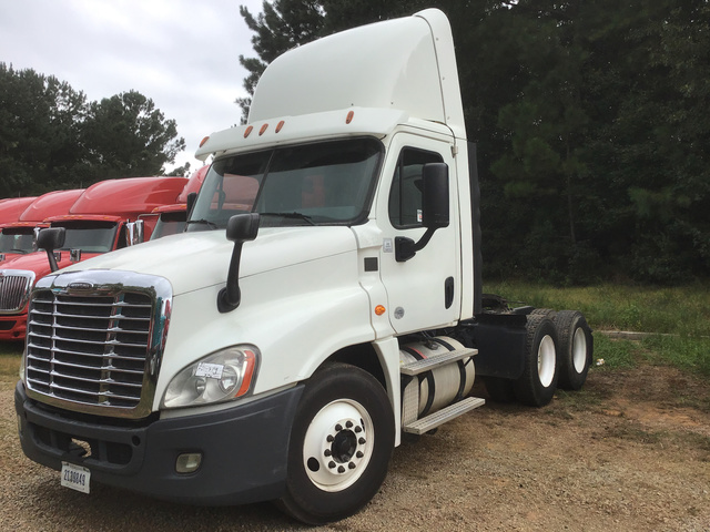 2013 Freightliner Cascadia 125 T/A Day Cab Truck Tractor 2013 Freightliner Cascadia 125 T/A Day Cab Truck Tractor