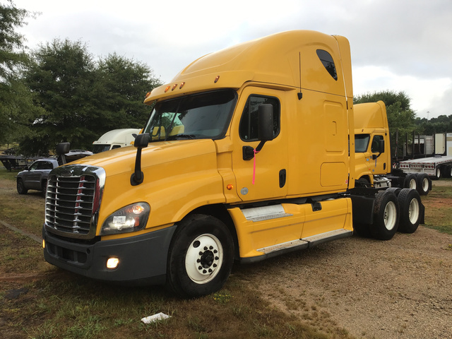 2013 Freightliner Cascadia 125 T/A Sleeper Truck Tractor 2013 Freightliner Cascadia 125 T/A Sleeper Truck Tractor