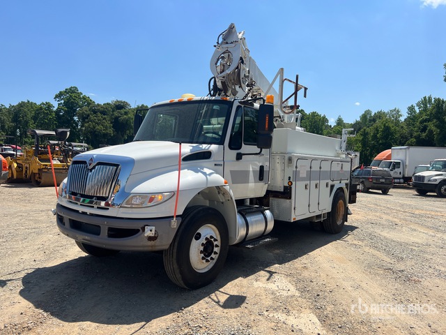 2010 Terex Commander C4045 on 2011 International 4400 4x2 Digger Derrick Truck