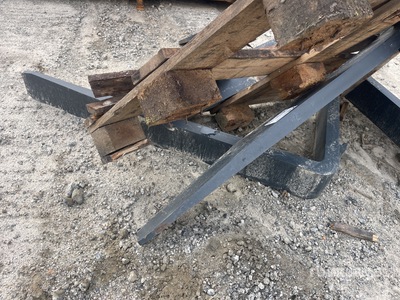 Yanmar 43" Class 2 Fork Set (Two Tines) Varios