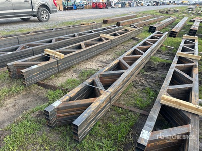 Quantity of (5) 18 x 20 Metal Trusses Varios metales