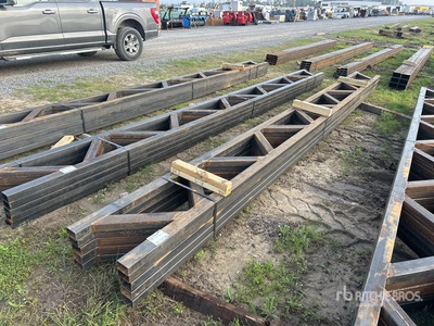 Quantity of (5) 18 x 20 Metal Trusses Varios metales