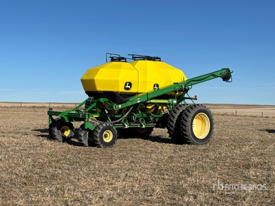 John Deere 1910 430 bu Tow-Behind Chariot pneumatique