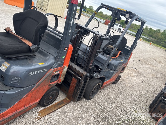 2015 Toyota 8FGCU20 4000 lb Pneumatic Tire Forklift (Inoperable)