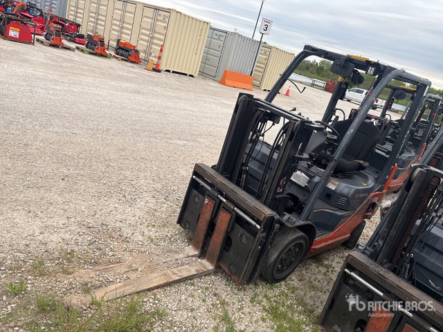 2015 Toyota 8FGCU20 4000 lb Pneumatic Tire Forklift (Inoperable)
