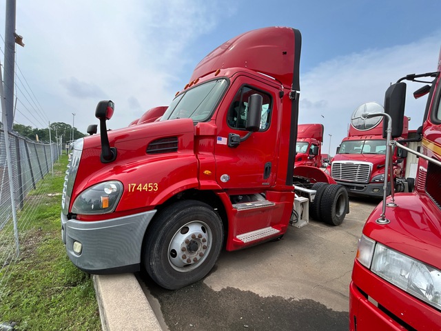2017 Freightliner Cascadia 113 4x2 S/A Day Cab Truck Tractor (Inoperable)