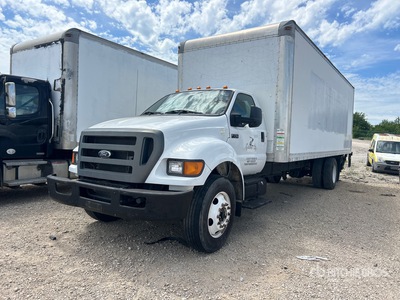 2013 Ford F-750 4x2 شاحنة فان