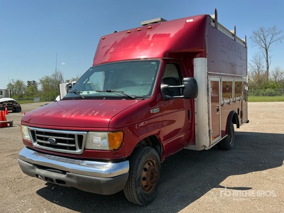 2005 Ford E-350 4x2 Ciężarówka użytkowa