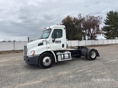 2015 Freightliner Cascadia 113 4x2 S/A Day Cab Truck Tractor