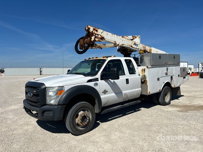Altec AT40G 40 ft on Ford F-550 XL 4x2 Extended Cab Camión con Canastilla