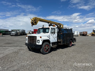 PC1032 12200 lb Straight Boom on 1986 International 1954 4x2 Boom Truck