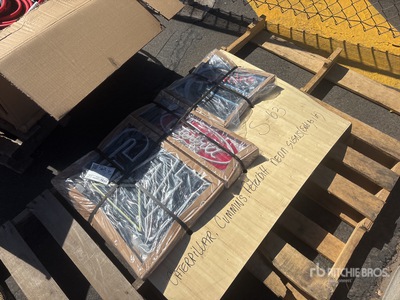 Quantity of Caterpillar, Cummins, Peterbilt Neon Signs Varios, tienda, almacen, consumidor (Unused)