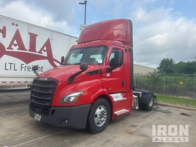 2020 Freightliner CA113 4x2 S/A Day Cab Truck Tractor