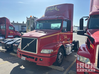 2015 Volvo VNM42T200 Cabeza Tractora Cabina Corta (Inoperable)