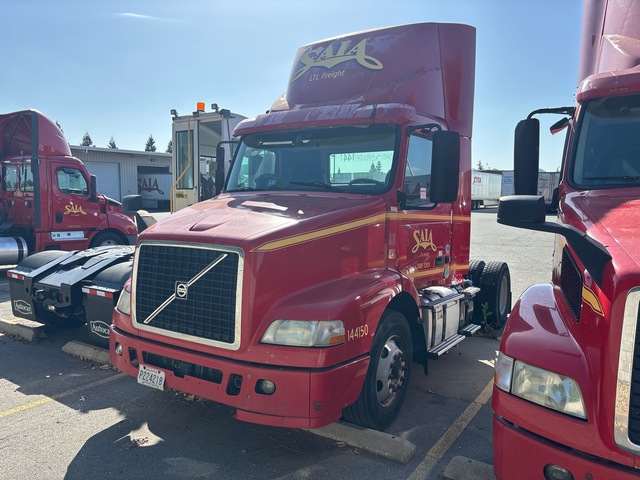 2015 Volvo VNM42T200 S/A Day Cab Truck Tractor (Inoperable)