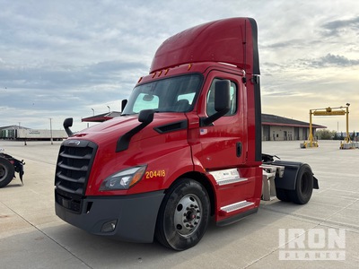 2020 Freightliner CA113 4x2 S/A Day Cab Truck Tractor