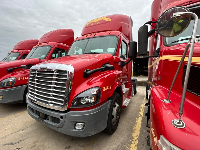 2017 Freightliner Cascadia 4x2 S/A Day Cab Truck Tractor