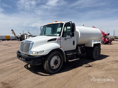 2006 International 4300 2000 gal 4x2 شاحنة مياه
