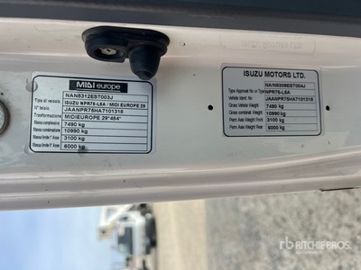 2011 Isuzu NPR 75 Camión recolector de residuos