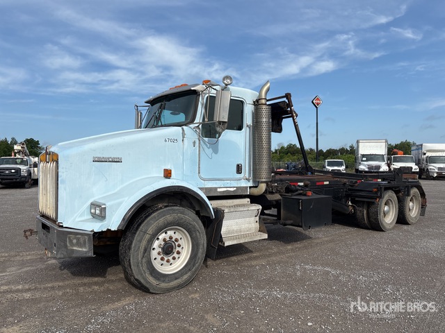 2006 Kenworth T800 6x4 Roll-Off Truck