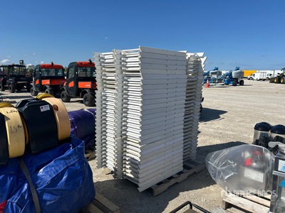 Quantity of (88) Padded Chairs Mobiliario de oficina