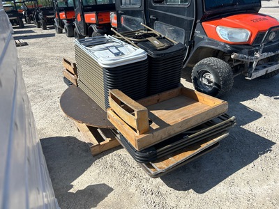 Quantity of (55) Tables and Chairs Mobiliario de oficina