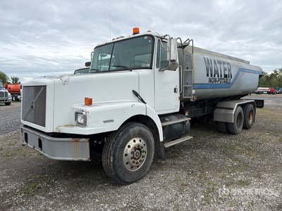1998 Volvo WG شاحنة مياه