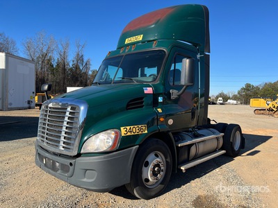 2015 Freightliner Cascadia 113 4x2 S/A Day Cab Truck Tractor