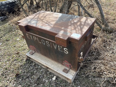 2 ft X 2 ft X 45 in Steel Tool Chest Divers - Outils à main