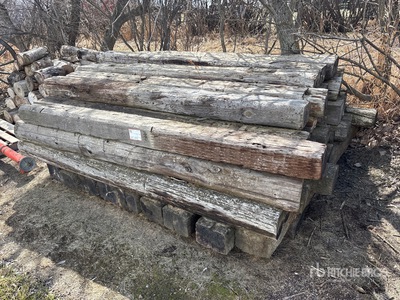 Quantity of (40) 8 ft X 8 in X 6 in Railroad Ties Divers - Matériaux de construction
