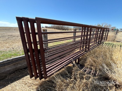 Quantity of (4) Free Standing 24 ft x 66 in パネル