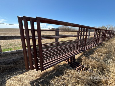 Quantity of (4) Free Standing 24 ft x 66 in パネル