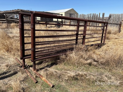 Quantity of (2) Free Standing 16 ft x 66 in パネル