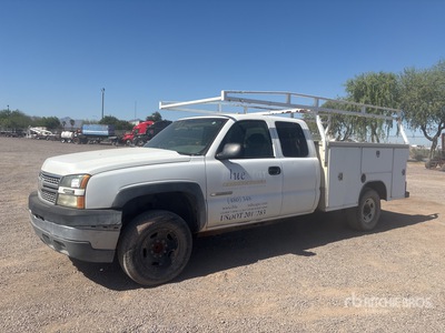 2005 Chevrolet Silverado 2500HD 4x2 Extended Cab Utility Truck