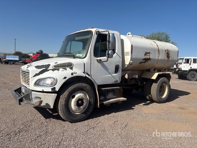 2006 Freightliner M2 106 2000 gal 4x2 Camion à eau